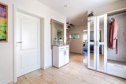 Sonnendurchfluteter Eingangsbereich - 4 Zimmer Einfamilienhaus in Wehrheim