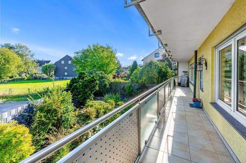 Balkon mit Blick ins Grüne - 