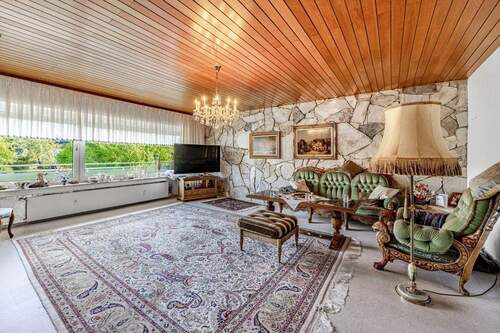 Wohnzimmer im 1. OG mit Natursteinwand - 