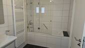 Badezimmer mit Duschwanne - 