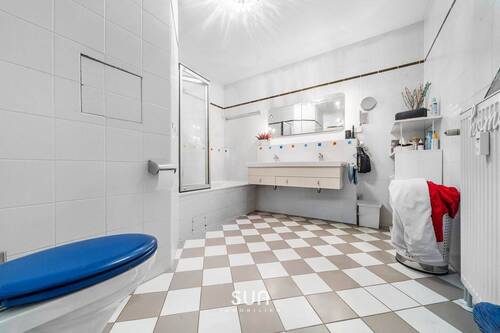 GERÄUMIGES BADEZIMMER - 