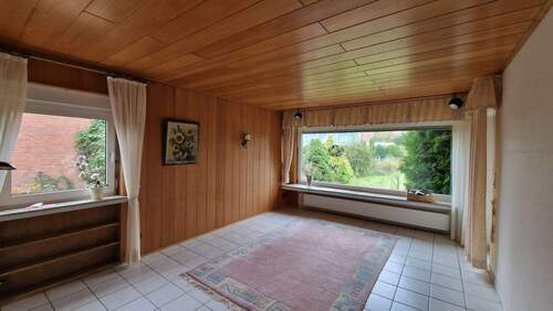Wohnzimmer mit Panoramascheibe zum Garten - 