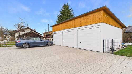 Garage + 2 Außenstellplätze - 