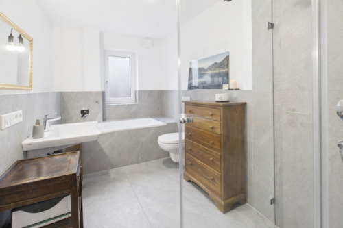 Badezimmer - Etagenwohnung mit 78,20 m&sup2; in Übersee zum Kaufen