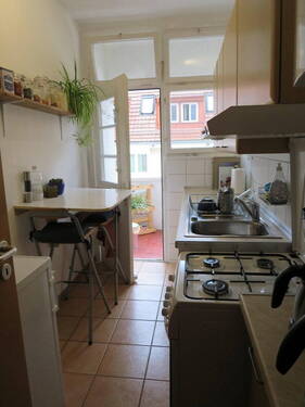 Küche mit Blick zur Balkontür - 