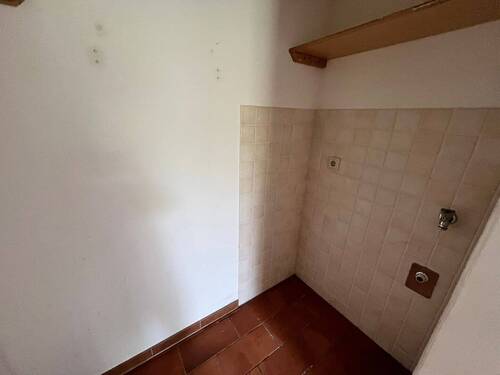 Kleine Küche mit Fliesenwand - 