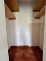 Kleiner Abstellraum mit Regalen - 