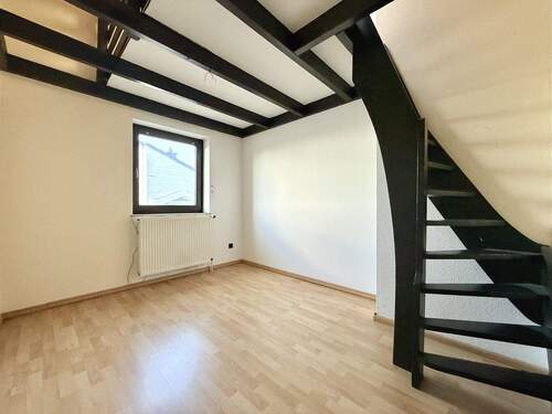 Schlafzimmer 2, Treppe zur oberen internen Ebene - 
