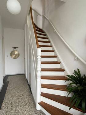 Treppe in das Obergeschoss - Gemütliches Altbremerhaus mit Atriumgarten ruhig und zentral im Ortsteil Walle!