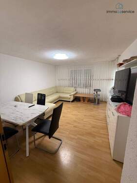 Wohnzimmer - 3 Zimmer Etagenwohnung zum Kaufen in Singen
