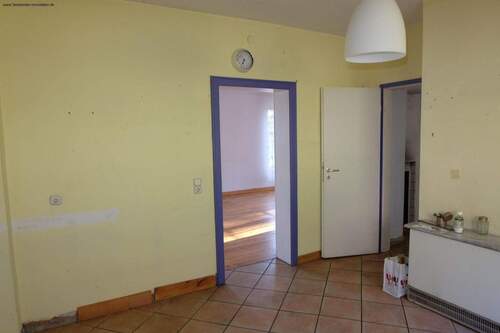 Küche mit Zugang Wohn- Esszimmer und Diele - 