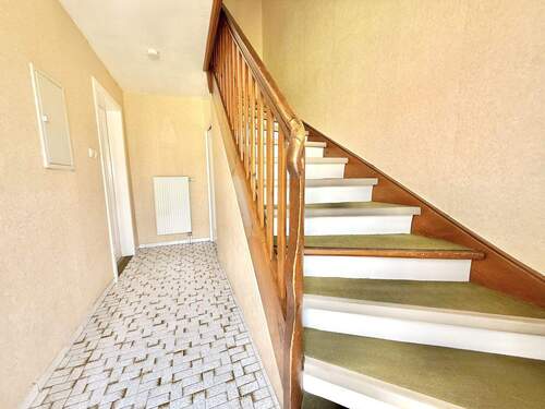 Treppenhaus - 9 Zimmer Doppelhaushälfte zum Kaufen in Altenstadt