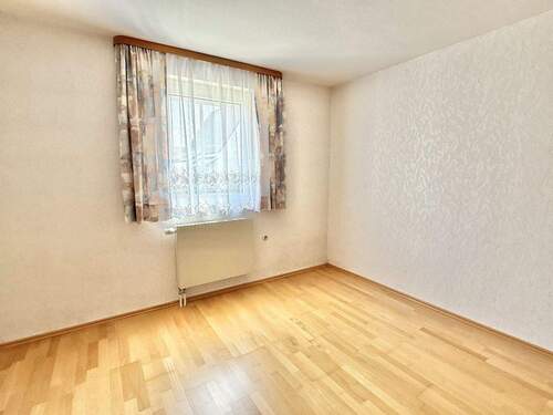 EG: Schlafzimmer - 9 Zimmer Doppelhaushälfte in Altenstadt