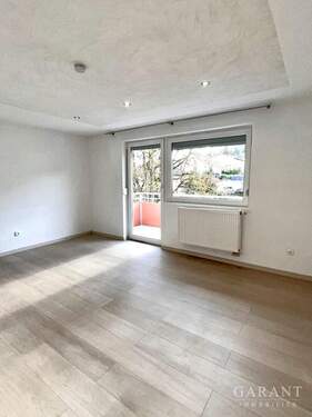 Wohnzimmer - Etagenwohnung mit 62,00 m&sup2; in Eisenberg (Pfalz) zum Kaufen