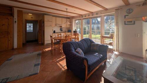 Wohn-/Esszimmer mit Küche im Erdgeschoss - 