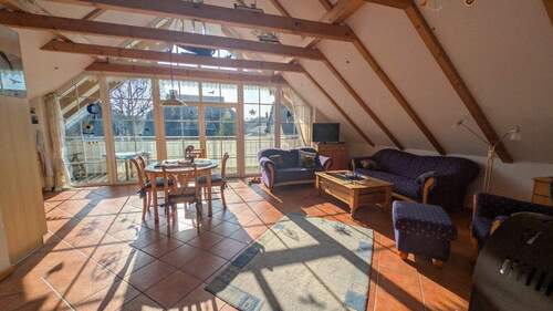 Wohn- und Esszimmer im Dachgeschoss mit Zugang zum Balkon - 