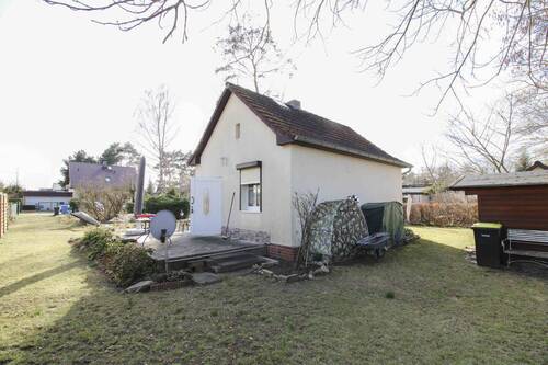 Bungalowhaus von hinten - 