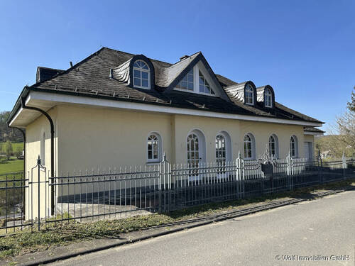 Aussenansicht Straßenseite - 7 Zimmer Einfamilienhaus zum Kaufen in Weinbach / Fürfurt