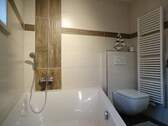 Neuwertiges Wannenbad mit Handbrause und WC - 