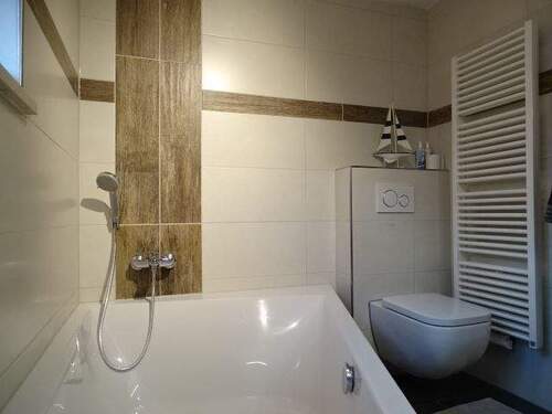 Neuwertiges Wannenbad mit Handbrause und WC - 