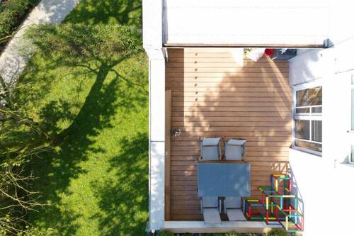 Terrasse Drohnenaufnahme - Bezugsfrei und mit Bergpanorama: 5-Zi.-Wohnung in Putzbrunn + 3 Terrassen + TG-Stellplatz