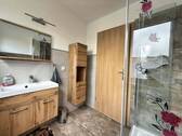 neuwertiges Badezimmer mit Dusche - 