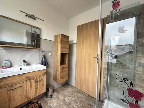 neuwertiges Badezimmer mit Dusche - 