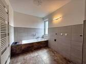 neuwertiges Badezimmer mit Wanne - 