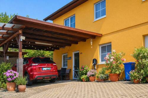 Einfahrt mit Carport & E-Ladestation - 6 Zimmer Einfamilienhaus in Kulmbach / Kirchleus
