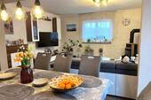 Wohnzimmer mit Kaminofen - Einfamilienhaus mit 200,00 m&sup2; in Kulmbach / Kirchleus zum Kaufen