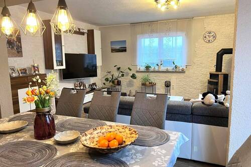Wohnzimmer mit Kaminofen - Einfamilienhaus mit 200,00 m&sup2; in Kulmbach / Kirchleus zum Kaufen