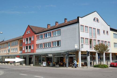 Straßenfassade - 1A-Lauflage am Rathausplatz - 980,00 EUR Kaltmiete,