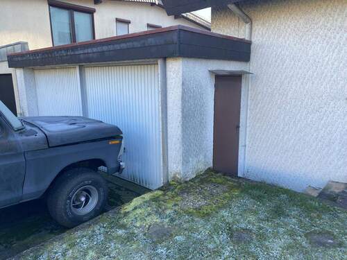 Garage + 2 Stellplätzen davor - 