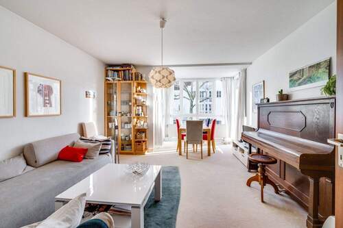 Wohnzimmer - AIGNER - Charmante 3-Zimmer-Wohnung mit zwei Balkonen in Ottobrunn