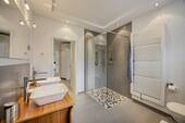 großzügiges Tageslichtbad mit bodengleicher Dusche - 