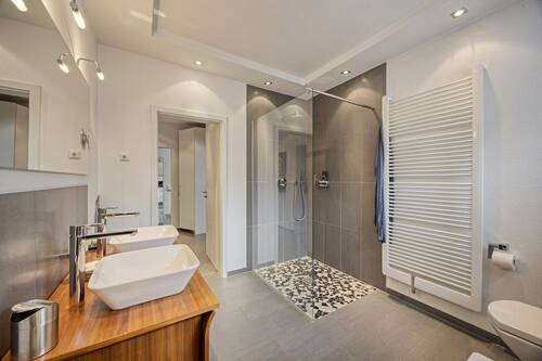 großzügiges Tageslichtbad mit bodengleicher Dusche - 