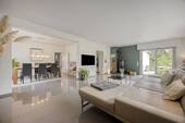Wohn- und Essbereich mit Kamin im Erdgeschoss - 