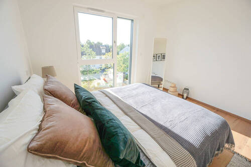 großzügiges Schlafzimmer mit bodentiefern Fenstern - Leben mit Freiraum: 4-Zimmer-Neubau mit großzügigem Balkon - Komfort & Eleganz vereint!