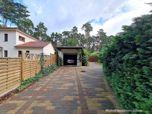 Pflasterfläche vor und neben der Garage bietet weitere Stellplätze - 