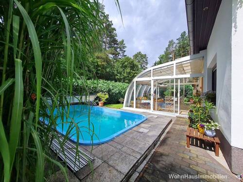 Swimmingpool mit Überdachung ca. 3 x 6 m, Tiefe ca. 1,50 m - Großzügiger Bungalow mit Wintergarten & Pool im Gartenparadies