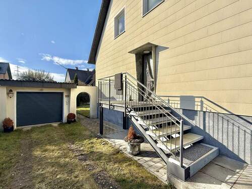 Garagenzufahrt und Hauseingang - 