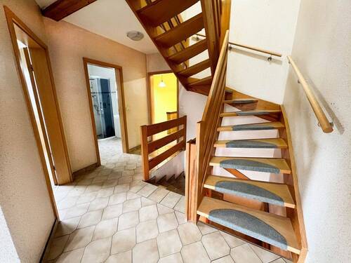 EG heller Flur mit offener Treppe.jpg - 