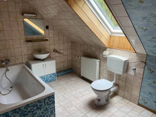 OG zweites Badezimmer mit Badewanne.JPG - 