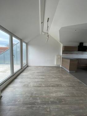 ... mit direkt anliegender Küche. - 