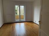 Blick ins WZ - Dölitz-Dösen* tolle 2 Raum-Whg. mit Balkon * tlw. Dielenfußboden* Tageslichtbad mit Wanne