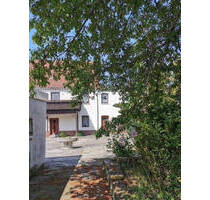 ehemaliger Dreiseitenhof mit Wohnhaus und Anbauten in Thallwitz