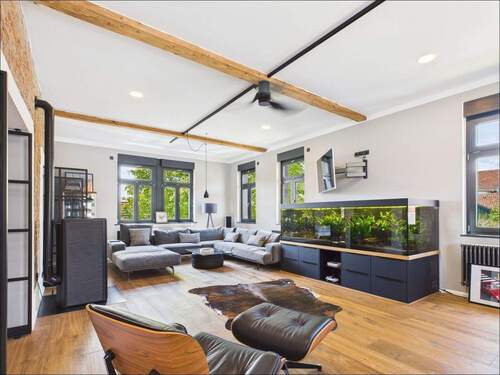 Wohnzimmer mit großem Aquarium - Wo Geschichte auf Ästhetik trifft und jedes Detail ein Versprechen ist!