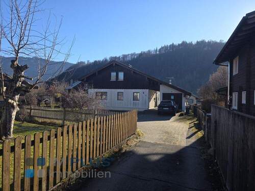 Zufahrt zum Haus - Sonnig und ruhig- seltenes und grundsolides Ein- oder Zweifamilienhaus für individuelles Wohnen!