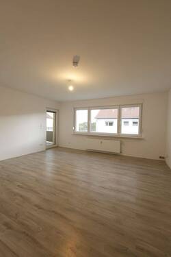 Wohnzimmer - Frisch renovierte 3-Zimmer-Wohnung mit Balkon!