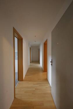 Flur - Etagenwohnung mit 81,40 m&sup2; in Helmstedt_Kreis zur Miete